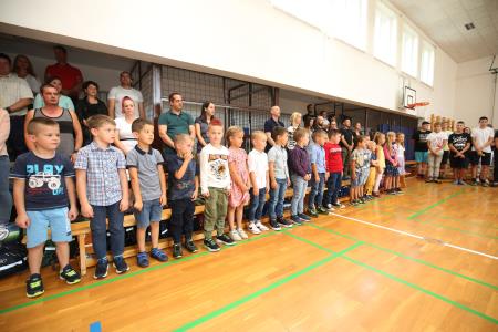 PRVI ŠOLSKI DAN SPREJEM PRVOOLČKOV GRAHOVO 01 FOTO LJUBO VUKELIČ